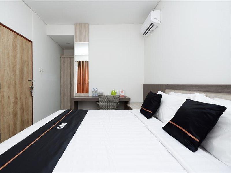 מלון Surakarta  Oyo 2298 Jebres House Syariah מראה חיצוני תמונה